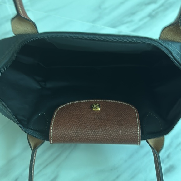 Longchamp new w/o tags. It’s either a dark gray or black. - Picture 9 of 13